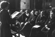 Sesja naukowa w sali Portretowej w 400-lecie powstania Arcybractwa Miłosierdzia w 1984 r. Prelekcję wygłasza Krystyna Jelonek-Litewka.